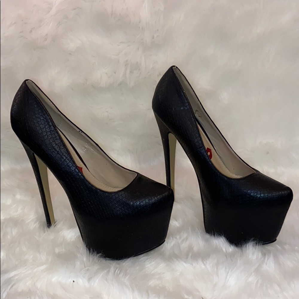 Red Kiss Sky High Snake Skin Black Platform Pumps